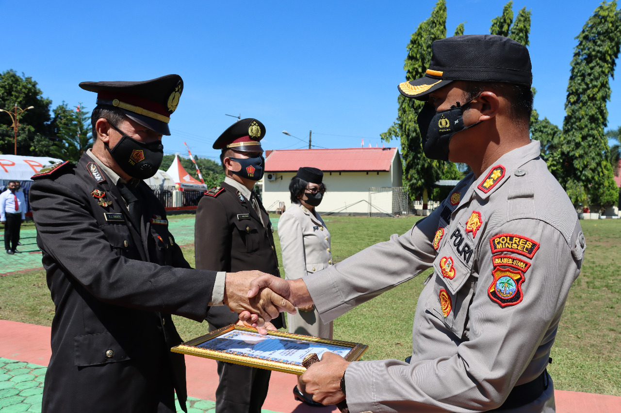 Polres Minsel Gelar Upacara Wisuda Purna Bakti Personel Polri Metro