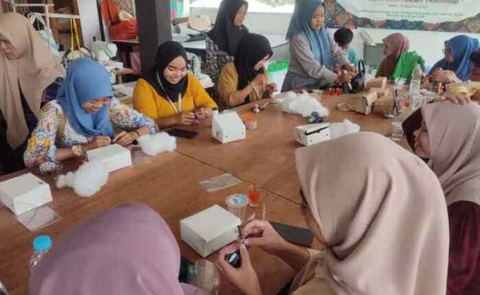 Team PMM UMM melakukan pemberdayaan pada mitra usaha kain